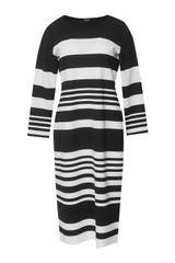 Dzianinowa sukienka w kontrastowe biało-czarne pasy