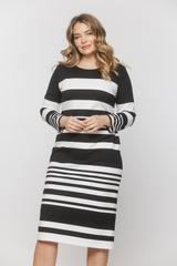 Dzianinowa sukienka w kontrastowe biało-czarne pasy