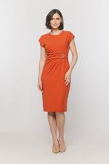 Dzianinowa sukienka z marszczeniem i ozdobą w talii