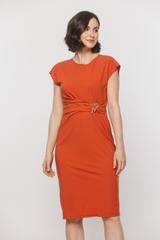 Dzianinowa sukienka z marszczeniem i ozdobą w talii