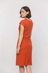 Dzianinowa sukienka z marszczeniem i ozdobą w talii