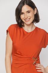 Dzianinowa sukienka z marszczeniem i ozdobą w talii