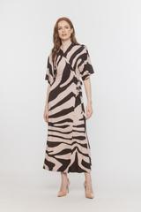 Dzianinowa sukienka z szerokim krótkim rękawem