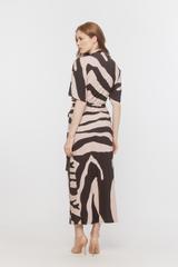 Dzianinowa sukienka z szerokim krótkim rękawem