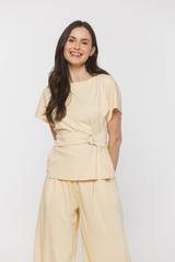 Dzianinowa żółta bluzka w eleganckim wydaniu