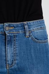 Niebieskie jeansowe spodnie