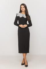 Elegancka czarna sukienka z efektownym koronkowym kołnierzem