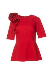 Elegancka czerwona bluzka z kwiatem i delikatną baskinką