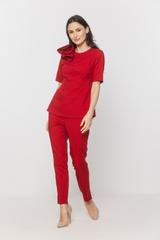 Elegancka czerwona bluzka z kwiatem i delikatną baskinką