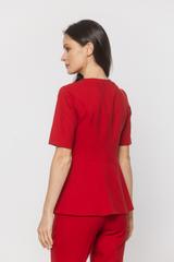 Elegancka czerwona bluzka z kwiatem i delikatną baskinką