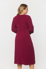 Elegancka rubinowa sukienka z długimi bufiastymi rękawami