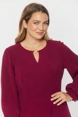 Elegancka rubinowa sukienka z długimi bufiastymi rękawami