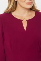 Elegancka rubinowa sukienka z długimi bufiastymi rękawami