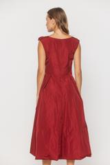 Elegancka sukienka z tafty w odcieniu wina z dekoracyjnym kwiatem