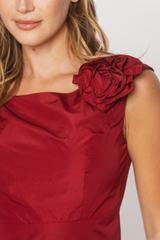 Elegancka sukienka z tafty w odcieniu wina z dekoracyjnym kwiatem