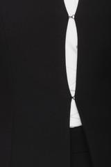 Elegancki czarny żakiet zapinany na subtelne haftki