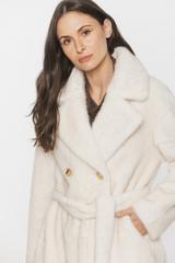 Elegancki futerkowy płaszcz ecru z wiązaniem w talii