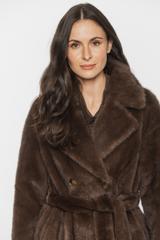 Elegancki futerkowy płaszcz kawowy z wiązaniem w talii