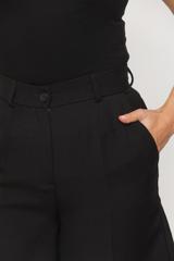 Eleganckie czarne szorty w kant o klasycznym kroju