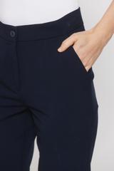 Eleganckie granatowe spodnie w kant ze zwężaną nogawką