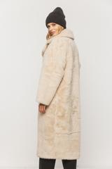 Futerkowy jasny płaszcz zapinany dwurzędowo