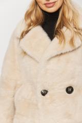 Futerkowy jasny płaszcz zapinany dwurzędowo