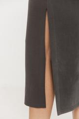 Grafitowa dopasowana spódnica za kolano