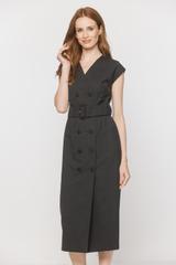 A graphite-coloured woollen dress that accentuates the shoulders and waist