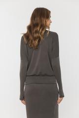 Grafitowy golf z nietoperzowym rękawem