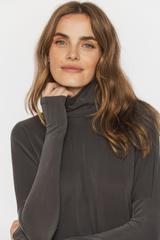 Grafitowy golf z nietoperzowym rękawem