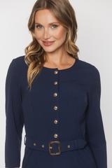 Granatowa sukienka ze złotymi guzikami i podkreśloną talią