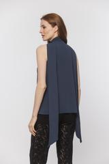 Granatowa wizytowa bluzka z szarfą i dekoltem woda