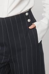 Granatowe lekkie spodnie w delikatne paski