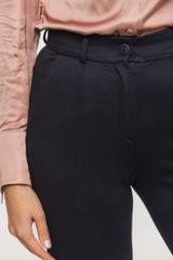 Granatowe spodnie dzwony z mankietem i kieszeniami