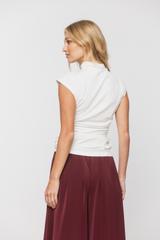 Dzianinowa bluzka ecru z drapowaniem i stójką