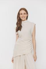 Jasnobeżowa tkaninowa bluzka z bocznym drapowaniem