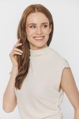 Jasnobeżowa tkaninowa bluzka z bocznym drapowaniem