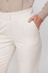 Jasnobeżowe zwężane spodnie w kant z kieszeniami