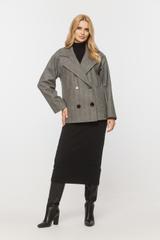 Jesienny płaszcz w jodełkę o skróconym fasonie