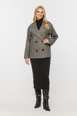 Jesienny płaszcz w jodełkę o skróconym fasonie