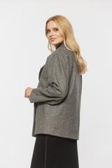 Jesienny płaszcz w jodełkę o skróconym fasonie