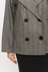 Jesienny płaszcz w jodełkę o skróconym fasonie