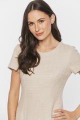 Klasyczna beżowa sukienka w stylu Chanel