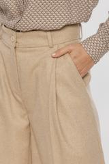 Klasyczne beżowe spodnie w kant z dodatkiem wełny