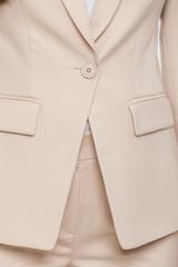 Klasyczny beżowy żakiet z zapięciem na jeden guzik