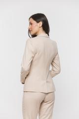 Klasyczny beżowy żakiet z zapięciem na jeden guzik