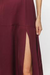 Kobieca długa sukienka z satynowej wiskozy w kolorze burgundowym