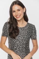 Kobieca ołówkowa sukienka z motywem panterki w odcieniach szarości