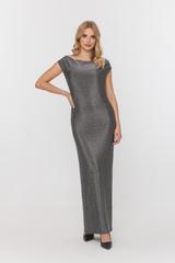 Kobieca sukienka o długości maxi w kolorze srebra