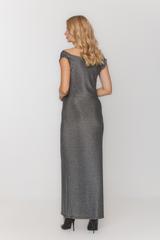 Kobieca sukienka o długości maxi w kolorze srebra